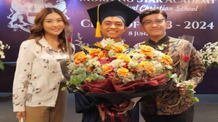 Betrand Peto didampingi Sarwendah dan Ruben Onsu saat hari kelulusan sekolahnya.