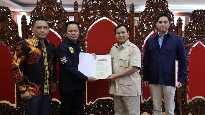 Bakal calon (bacalon) Gubernur dan Wakil Gubernur yakni Rudy Mas’ud dan Seno Aji saat menerima SK DPP Partai Gerindra yang diberikan langsung oleh Prabowo Subianto, didampingi Anggota DPR RI dapil Kaltim fraksi Gerindra, G. Budisatrio Djiwandono.