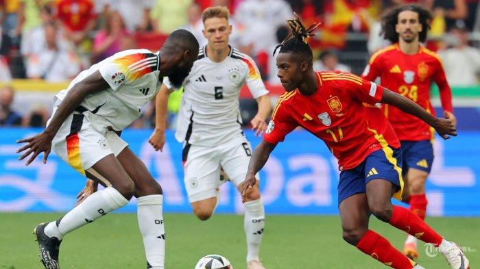 Bek Jerman #02 Antonio Ruediger menandai gelandang Spanyol #17 Nico Williams selama pertandingan sepak bola perempat final UEFA Euro 2024 antara Spanyol dan Jerman di Stuttgart Arena di Stuttgart pada 5 Juli 2024.