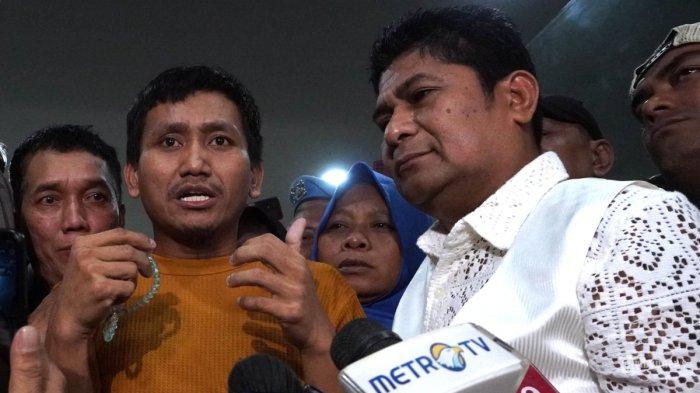 PEGI SETIAWAN BEBAS - Pegi Setiawan didampingi orang tuanya, Kartini dan Rudi Irawan serta kuasa hukumnya memberikan keterangan kepada wartawan setelah bebas dari tahanan, di Gedung Reserse Direktorat Tahanan dan Barang Bukti (Dit Tahti) Polda Jabar, Kota Bandung, Jawa Barat, Senin (8/7/2024).