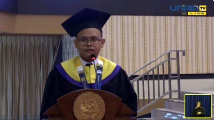 PEMUDA BONTANG VIRAL - Reno Khairul Fadli saat pidato di Wisuda Unair, Sabtu (15/6/2024). Viral pidato anak penjual nasi goreng di Bontang, Kaltim. Reno Khairul Fadli, sarjana pertama di keluarganya, ungkap rasa cintanya pada kedua orangtua