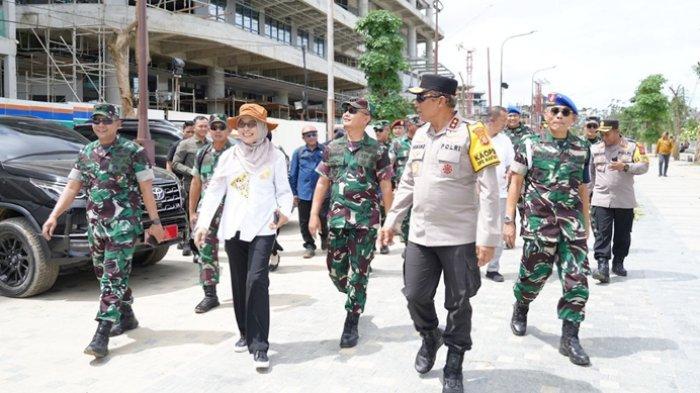 Sekda Provinsi Kaltim Sri Wahyuni bersama jajaran TNI Polri dan jajaran pusat saat memantau persiapan HUT RI ke-79 di IKN.