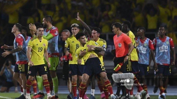 Winger Kolombia, Luis Diaz (tengah) merayakan bersama rekan satu timnya setelah mencetak gol pada pertandingan Kualifikasi Piala Dunia 2026 melawan Brasil di Stadion Metropolitan Roberto Melendez pada 16 November 2023.