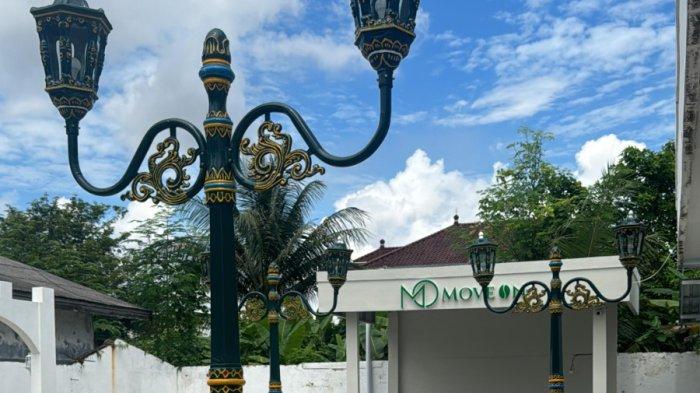 Suasana Move On Kafe Samarinda dengan Jejeran Lampu Antiknya.