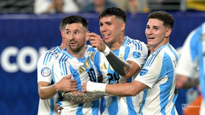 Penyerang Argentina #10 Lionel Messi merayakan mencetak gol kedua timnya bersama rekan satu timnya selama pertandingan sepak bola semifinal turnamen Conmebol 2024 Copa America antara Argentina dan Kanada di Stadion MetLife, di East Rutherford, New Jersey pada 9 Juli 2024. (Photo by JUAN MABROMATA / AFP)
