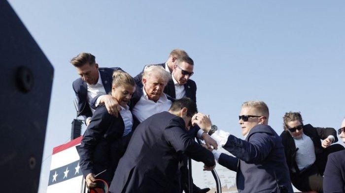 Kandidat calon presiden Amerika Serikat dari Partai Republik, mantan Presiden Donald Trump, dilarikan ke luar panggung dalam sebuah rapat umum pada 13 Juli 2024 di Butler, Pennsylvania.