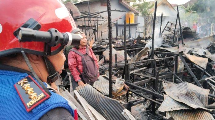 KEBAKARAN DI SAMARINDA - Kabid Pemadam Kebakaran dan Penyelamatan Damkar Samarinda, Teguh Setya menyaksikan puing kebakaran yang masig berasap di lokasi kebakaran jalan Kenangan 1 Sentosa Kecamatan Sungai Pinang Samarinda, Kalimantan Timur, Minggu (14/1/2024).