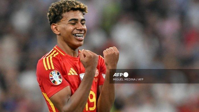Penyerang Spanyol bernomor punggung 19 Lamine Yamal merayakan kemenangannya di akhir pertandingan semifinal UEFA Euro 2024 antara Spanyol dan Prancis di Munich Football Arena di Munich pada 9 Juli 2024.