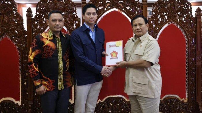 Ketua Umum yang juga Ketua Dewan Pertimbangan DPP Partai Gerindra, Prabowo Subianto saat menyerahkan SK DPP Partai Gerindra terkait tentang pergantian susunan personalia DPD di Provinsi Kaltim kepada G. Budisatrio Djiwandono, Senin (15/72024).