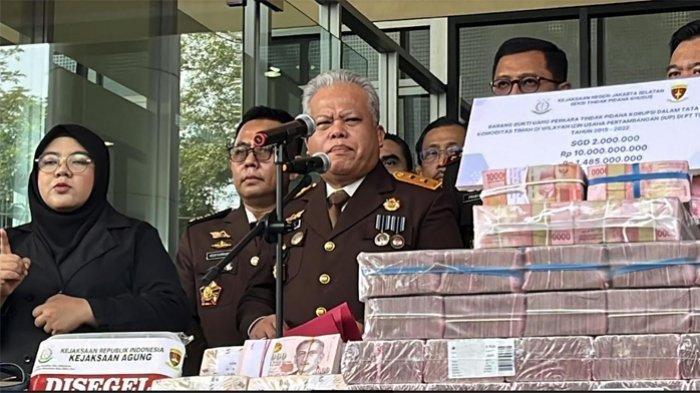 Kepala Pusat Penerangan Hukum Kejagung Harli Siregar memberikan keterangan soal pelimpahan Harvey Moeis dan Helena Lim selaku tersangka kasus korupsi tata niaga timah di wilayah IUP PT Timah Tbk tahun 2015-2022 ke Kejaksaan Negeri Jakarta Selatan pada Senin (22/7/2024) hari ini.