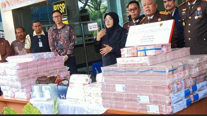 Tumpukan uang dan barang mewah Harvey Moeis dan Helena Lim selaku tersangka kasus korupsi tata niaga timah di wilayah IUP PT Timah Tbk tahun 2015-2022