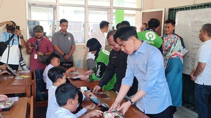 Wakil Presiden Terpilih Gibran Rakabuming Raka saat meninjau uji coba makan bergizi gratis di SDN 03 Sentul, Kabupaten Bogor, Jawa Barat, Selasa (23/7/2024).