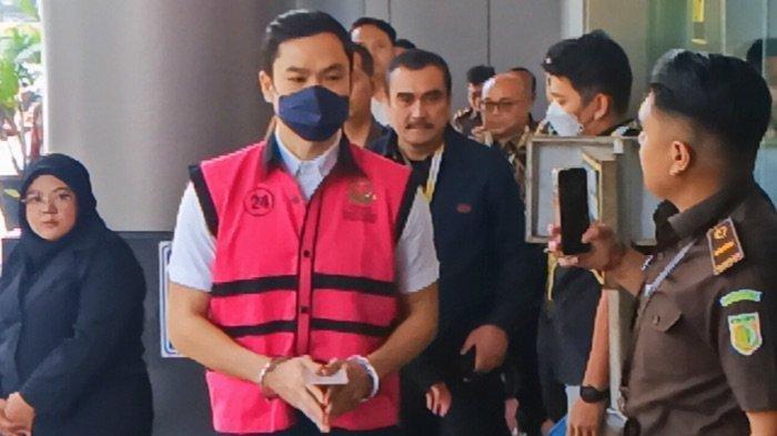 Harvey Moeis terlihat memakai masker hitam dan tangan di borgol saat digiring penyidik kejaksaan ke ruangan Kejari Jakarta Selatan, Senin (22/7/2024). Harvey Moeis berjalan begitu santai dari mobil tahanan menuju gedung Kejari Jakarta Selatan.