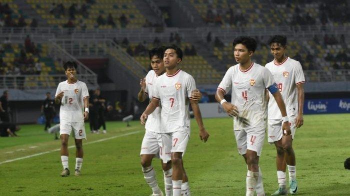 JADWAL TIMNAS U19 -Selebrasi para pemain Timnas Indonesia saat melawan Timor Leste pada pertandingan fase grup Piala AFF U19 2024 di Stadion Gelora Bung Tomo, Surabaya, Selasa (23/2024) malam WIB.
