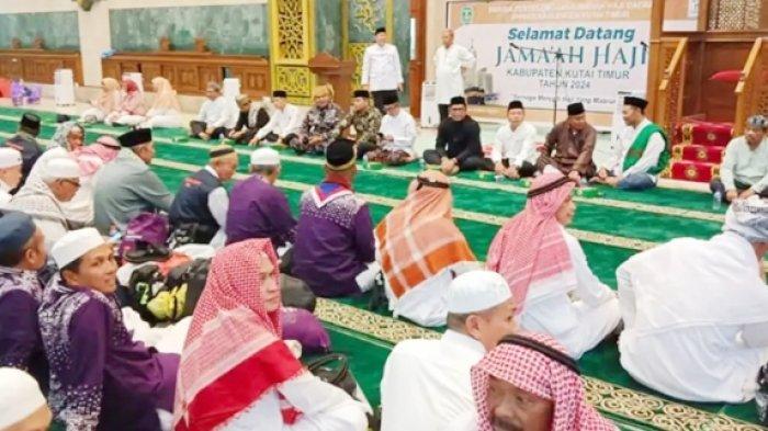 Para jemaah haji asal Kutim saat tiba di Masjid Agung Al Faruq Sangatta.