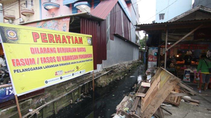Penertiban pedagang kaki lima (PKL) liar di Pasar Pandansari Balikpapan terus berlanjut, memasuki hari ketiga pada Kamis (25/7/2024). Petugas gabungan membongkar lapak-lapak pedagang di sisi utara pasar, memicu protes dan ketegangan karena dianggap tebang pilih.