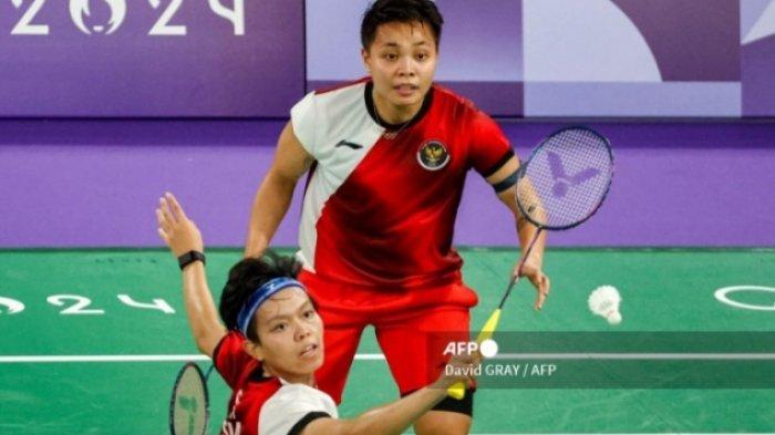 OLIMPIADE 2024 PARIS - Pasangan Apri/Fadia saat melawan Mayu Matsumoto/Wakana Nagahara di laga perdana di cabor badminton Olimpiade 2024 Paris. Berikut jadwal badminton Olimpiade 2024 Paris hari ini, Minggu (28/7/2024). Ada 4 wakil Indonesia main termasuk Ginting dan Jorji. Live TV dan score