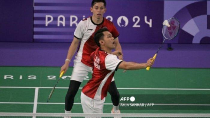 OLIMPIADE 2024 PARIS - Pasangan Fajar/Rian saat berlaga di Olimpiade 2024 Paris. Update badminton Olimpiade 2024 Paris. Wakil Jerman mundur karena cedera, poin kemenangan FajRi hangus. Laga krusial Fajar/Rian vs tuan rumah