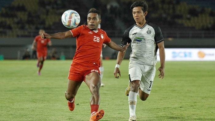 Pemain Borneo FC, Terens Puhiri (kiri) mengejar bola dalam pertandingan semifinal Piala Presiden 2024 kontra Persija Jakarta di Stadion Manahan, Solo, Selasa (30/7/2024) malam. TRIBUNNEWS/Muhammad Nursina