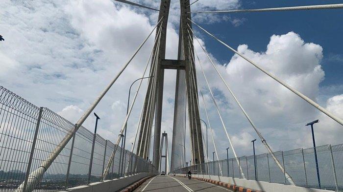 Jembatan Mahkota II Samarinda. Walikota Samarinda tegaskan bakal lakukan evaluasi terkait proyek pengaspalan Jembatan Mahkota II yang merenggut dua korban jiwa.