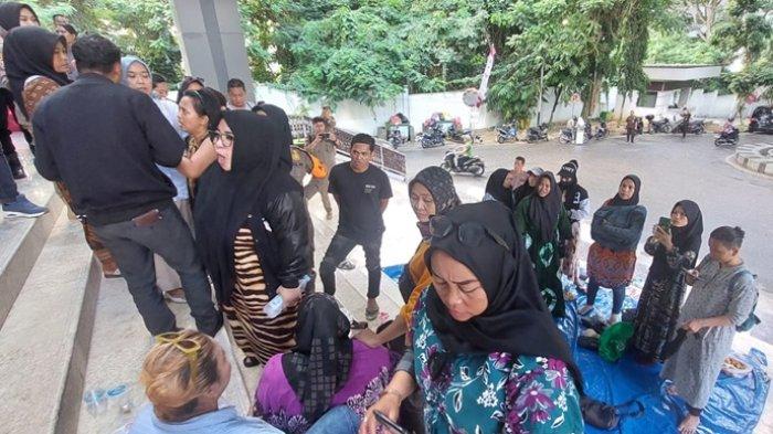Ibu-ibu wali murid dengan mengenakan daster melakukan demo di depan Kantor Wali Kota Samarinda, Kamis (1/8/2024). Mereka kembali menyuarakan dugaan pungutan liar di sejumlah SD dan SMP negeri di Kota Tepian.