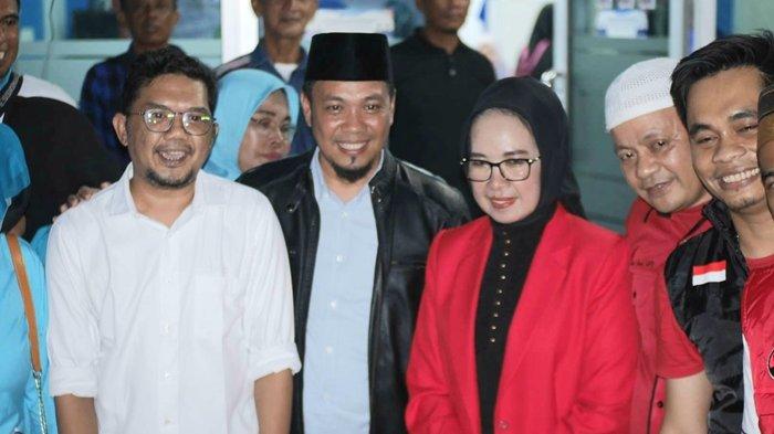 Bakal Calon Pasangan Kepala Daerah Kota Bontang Najirah dan Muhammad Aswar ditemani orang dekatnya, saat berkunjung ke Sekretariat DPD PAN Bontang, di Perumahan Halal Squre, Kelurahan Api-Api, Selasa (23/7/2024)
