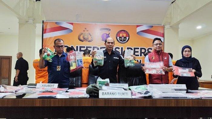 Kepolisian memamerkan barang bukti narkoba jenis sabu dan ekstasi saat konferensi pers pengungkapan kasus narkoba di Polda Kaltim. Sebanyak 13 tersangka dari jaringan ini berhasil diamankan.