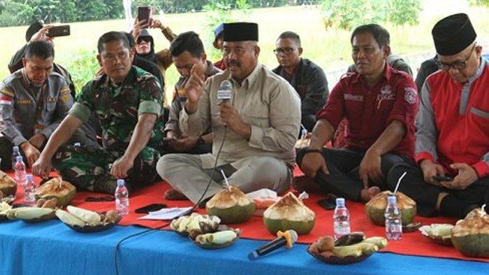 Bupati Kukar Edi Damansyah (peci hitam) saat memimpin program sektor pertanian di Kukar untuk menjawab tantangan sebagai lumbung pangan masa depan IKN.