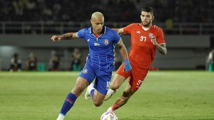 HASIL AKHIR AREMA - Pesepak bola Arema FC, Wiliam Moreira (kiri) menggiring bola dalam pertandingan final Piala Presiden 2024 di Stadion Manahan, Solo pada Minggu (4/8/2024) malam