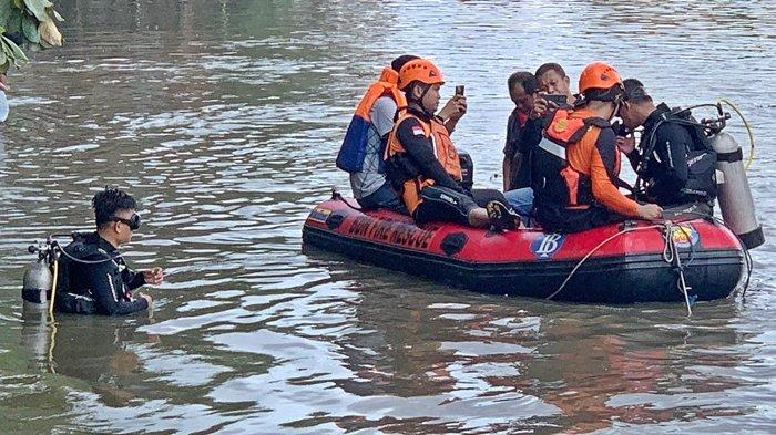 PENYELAM - Basarnas menurunkan 3 penyelam dalam upaya pencarian Muhammad Ridho (16) yang tenggelam di Sungai Karang Mumus (SKM) Samarinda, Minggu (4/8/2024). Tribunkaltim.co/Rita Lavenia