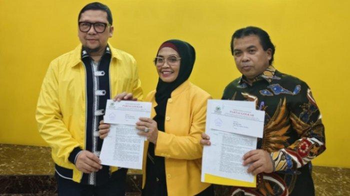 PILKADA BONTANG 2024 - Pasangan Neni Moerniaeni-Agus Haris menerima SK dari Partai Golkar yang diberikan oleh Ketua DPP Golkar Ahmad Doli Kurnia, Jakarta, Rabu (7/8/2024). Pasangan Neni Moerniaeni-Agus Haris resmi terima SK dari Golkar, dengan demikian sementara ada 3 bakal paslon di Pilkada Bontang 2024