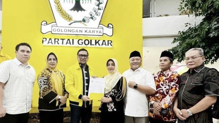 Surat Rekomendasi Golkar diberikan kepada pasangan calon Sri Juniarsih dan Gamalis untuk Pilkada Berau 2024.