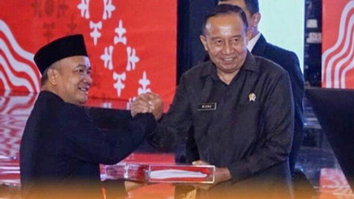 PILKADA MAHULU 2024 - Wabup Mahulu, Yohanes Avun, menerima duplikat bendera pusaka dari BPIP RI, Yudian Wahyudi.