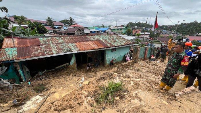 Kondisi terkini longsor di TPU kawasan Gunung Guntur, Kecamatan Balikpapan Tengah, Kota Balikpapan, Kalimantan Timur pada Jumat (9/8/2024) pagi. Dari proses kegiatan ini, para petugas sudah mengevakuasi tulang belulang yang diduga dari kuburan di pemakaman umum tersebut.