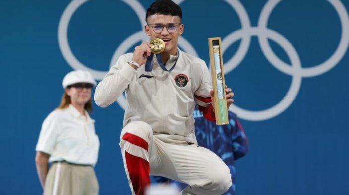 Rizki Juniansyah meraih emas Olimpiade 2024 usai turun di cabang olahraga (cabor) angkat besi Olimpiade 2024 nomor men?s 73 kg di South Paris Arena 6 pada Kamis (8/8/2024) atau Jumat (9/8/2024) dini hari WIB.