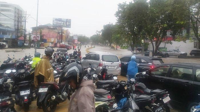 Banjir di Jalan MT Haryono dekat RS Siloam, Balikpapan, Kalimantan Timur, Jumat (9/8/2024) pagi. Kondisi ini membuat pengendara roda dua dan empat tidak bisa melintasi area tersebut.