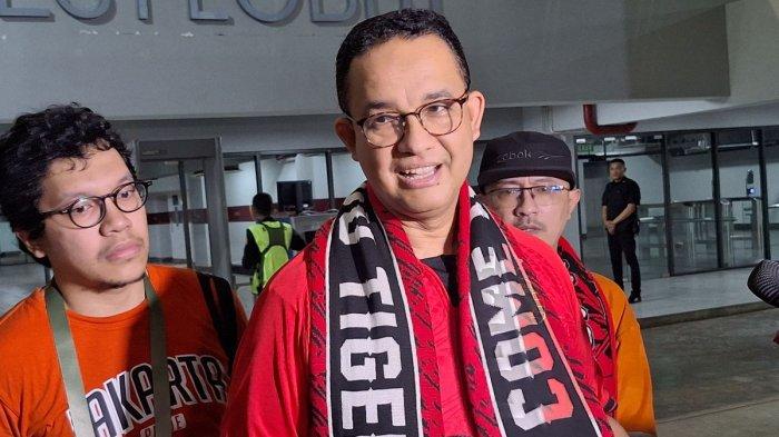 Anies Baswedan dalam jumpa pers di Jakarta International Stadium (JIS), Sabtu (10/8/2024).