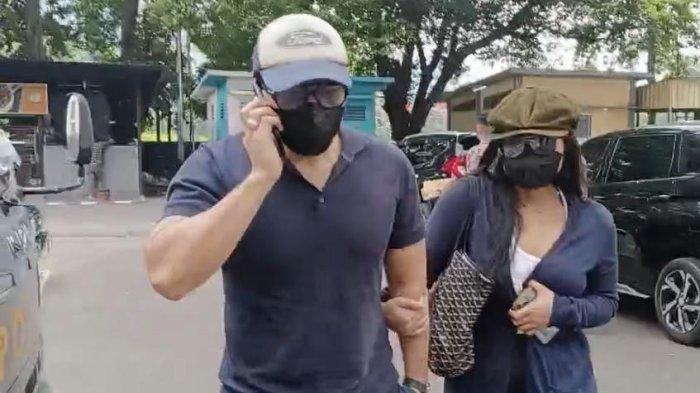 Selain jadi pemeran pria, AP diketahui juga merekam dan menyebarkan video syurnya dengan Audrey Davis anak David Bayu eks vokalis Band Naif. David Bayu dan Audrey Davis saat berjalan memasuki ruang Subdit Siber Ditreskrimsus Polda Metro Jaya.