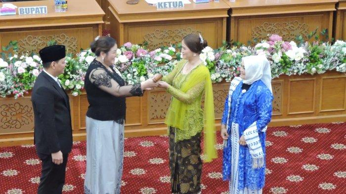 Penyerahan simbolis jabatan kepada ketua DPRD baru yang telah dilantik. Ketua DPRD Periode 2019 - 2024, Novita Bulan mengucapkan terimakasih atas kerjasama selama menjabat.TRIBUNKALTIM.CO/KRISTIANI TANDI RANI