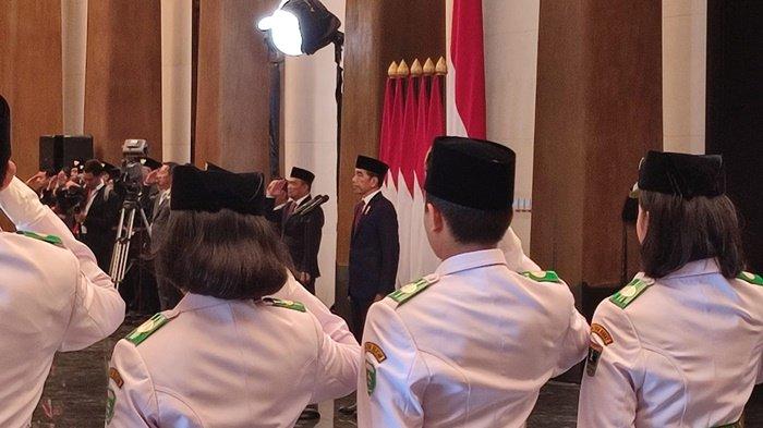 PENGUKUHAN PASKIBRAKA 2024 - Presiden Jokowi mengukuhkan Paskibraka 2024 di IKN Kaltim, Selasa (13/8/2024). Paskibraka 2024 berjumlah 76 termasuk dua orang perwakilan dari Kaltim yakni Sunnu Wijaya dan Livenia Evelyn Kurniawan.