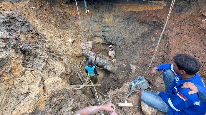 PIPA PDAM BOCOR - Pipa air PDAM di Jembatan Nirwana, km.5 Balikpapan Utara, Balikpapan, Kalimantan Timur yang bocor. Perumda Tirta Manuntung Balikpapan melakukan perbaikan hingga hari ini, Selasa (13/8/2024).