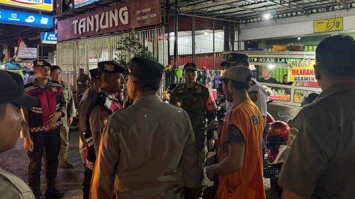Polresta Samarinda bersama Dishub dan Satpol PP saat menggelar operasi jukir liar di 6 titik, Senin (12/8/2024) malam.