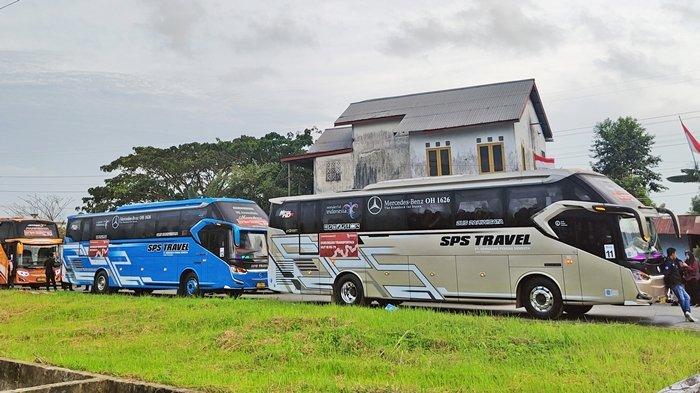MENUJU KE IKN - Deretan bus yang mengangkut bupati dan walikota dari seluruh Indonesia untuk menuju ke Ibu Kota Nusantara dari Stadion Batakan Balikpapan, Selasa (13/8/2024). Di samping itu, sejumlah warga yang tinggal di area stadion terlihat asyik menyaksikan kesibukan persiapan keberangkatan para bupati dan wali kota tersebut.