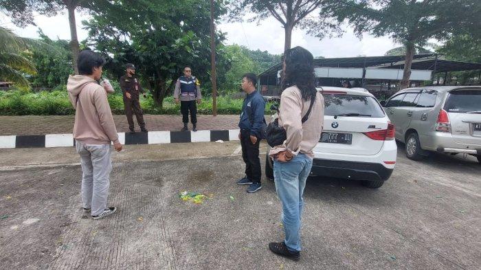 EFEK BALON MELETUS - Serpihan balon yang meledak di halaman parkir Fakultas Hukum Untag Samarinda, Kalimantan Timur pada Rabu (14/8/2024) siang. Keterangan saksi di lokasi, kala itu suara ledakan cukup kencang dan timbulkan serpihan yang ditemukan hingga radius 100 meter dari titik prosesi penerbangan balon.