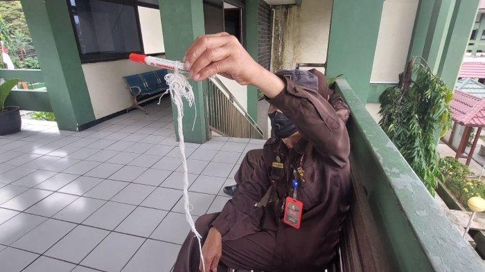 EFEK BALON MELETUS - Serpihan balon yang meledak di halaman parkir Fakultas Hukum Untag Samarinda, Kalimantan Timur pada Rabu (14/8/2024) siang. Keterangan saksi di lokasi, kala itu suara ledakan cukup kencang dan timbulkan serpihan yang ditemukan hingga radius 100 meter dari titik prosesi penerbangan balon.