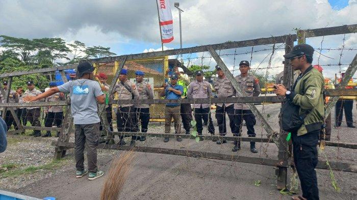 TOLAK PENCEMARAN LINGKUNGAN - Aksi demonstrasi Forum Santan Bersatu di depan pintu masuk PT Indominco Mandiri, mereka menuntut pertanggungjawaban perusahaan tersebut dari dampak polusi lingkungan dampak aktivitas pertambangan batu bara, Rabu (14/8/2024).