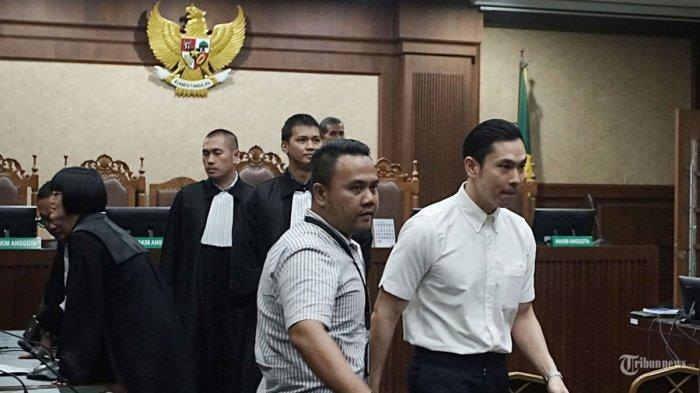 Terdakwa kasus dugaan korupsi pengelolaan tata niaga komoditas timah Harvey Moeis meninggalkan ruangan usai menjalani sidang perdana dengan agenda pembacaan dakwaan oleh Jaksa Penuntut Umum (JPU) di Pengadilan Tipikor, Jakarta Pusat, Rabu (14/8/2024).
