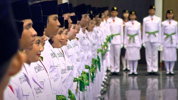 PASKIBRAKA NASIONAL 2024 - Pengukuhan Paskibraka Nasional di IKN Kaltim oleh Jokowi. Paskibraka putri viral lepas jilbab, BPIP beri penjelasan.