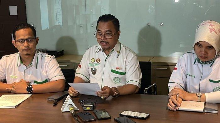 Ketua Umum Pengurus Pusat Purna Paskibraka Indonesia (PP PPI), Gousta Feriza (tengah) menyesalkan soal polemik anggota Paskibraka Putri yang melepas hijab saat pengukuhan untuk upacara HUT RI ke-79 di kantor Sekretariat PP PPI, Jakarta, Rabu (14/8/2024).