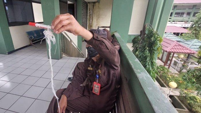 BALOK MELEDAK - Balon untuk perayaan HUT RI meledak, tersisa benang wol. Awal mula balon meledak untuk perayaan HUT RI meledak hingga 5 siswa SMAN 3 Samarinda dibawa ke RS SMC, Rabu (14/8/2024).